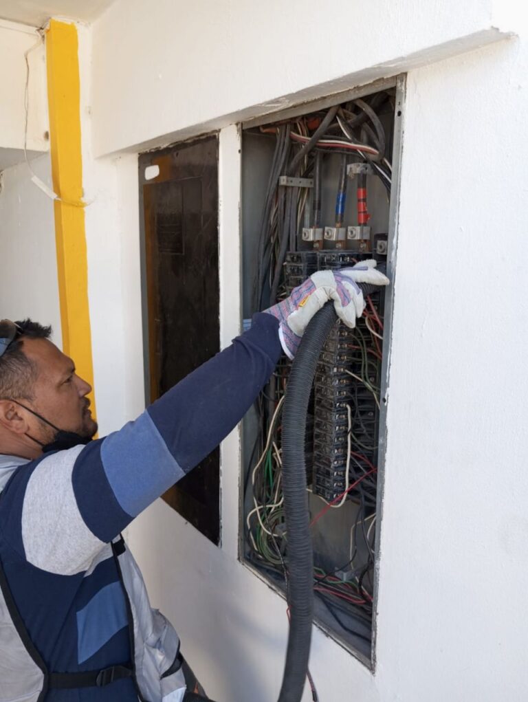 1194 electricista juarez 768x1021