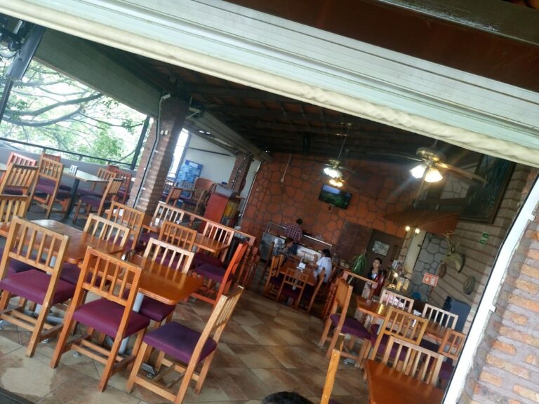 12813 carniceria porkys 768x576