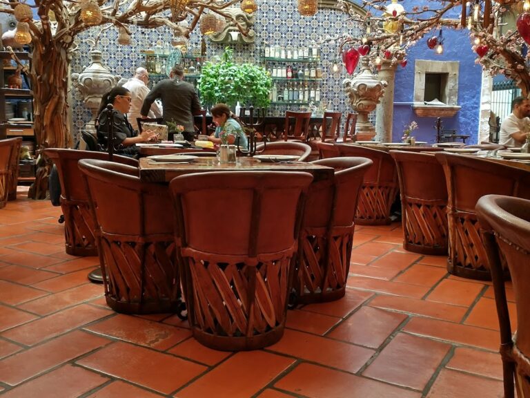 14322 restaurante casa luna 768x576