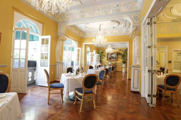 14696 restaurante les moustaches 768x512