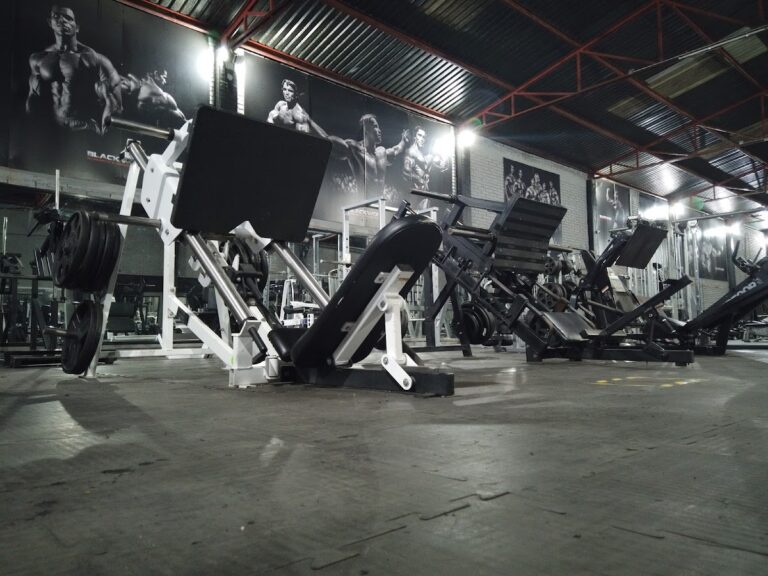 18402 black gimnasio 768x576