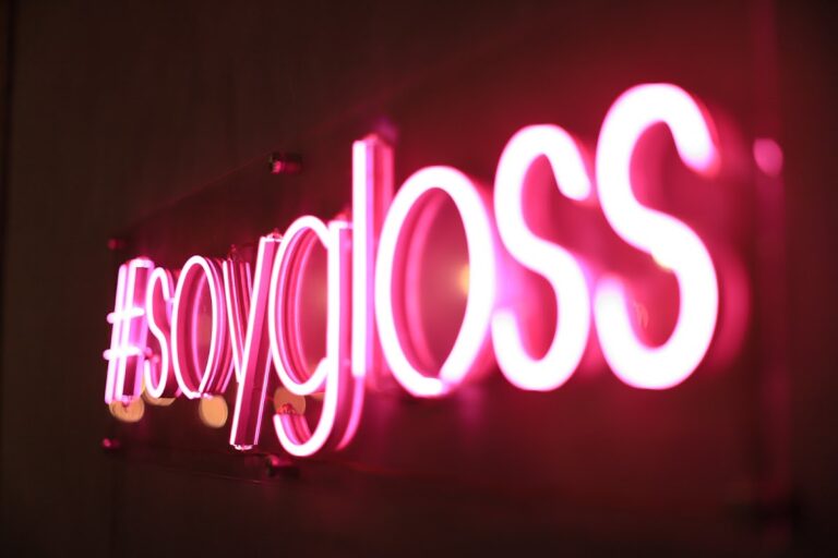 19369 gloss beauty salon 768x512