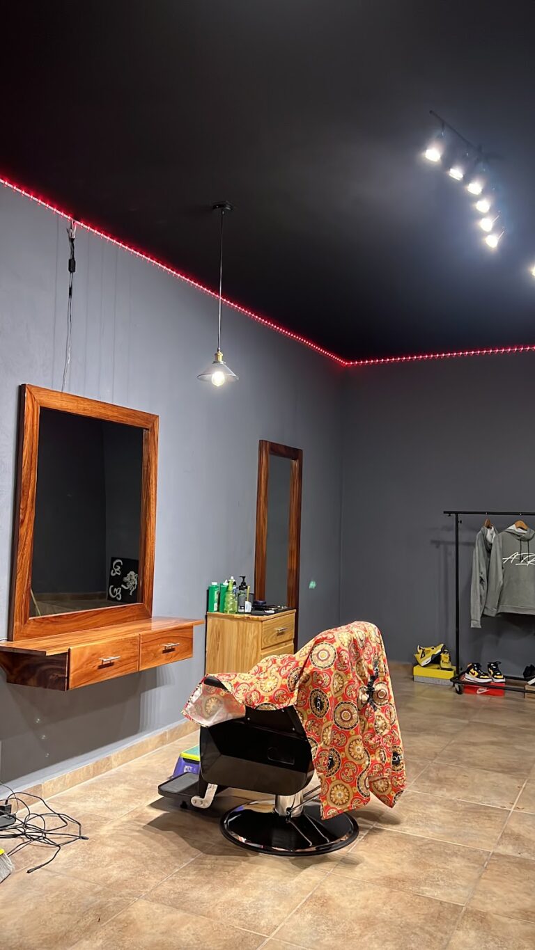 19606 lalo barber 768x1365