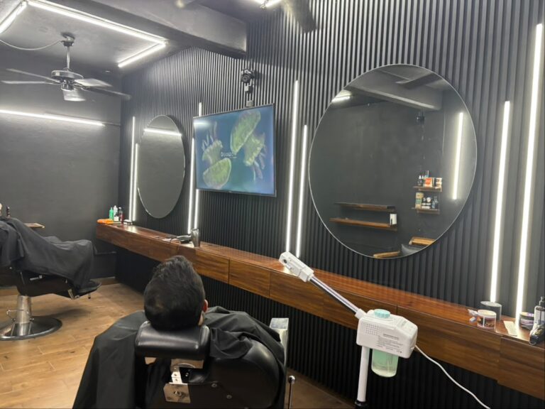 31155 barbershop whos next 768x576