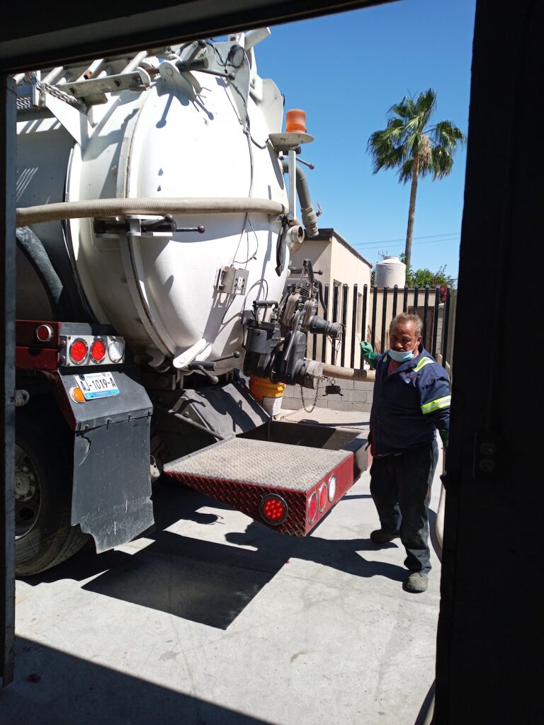 368 plomero castaneda servicios 768x1024