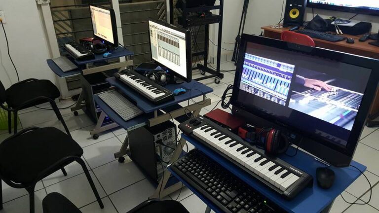 40348 backstage 768x432