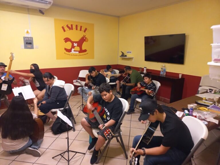 40701 guitarbass escuela de musica 768x576