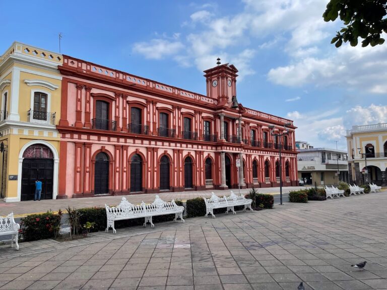 43087 hotel concierge plaza colima 768x576