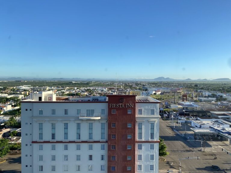 43399 holiday inn express suites 768x576