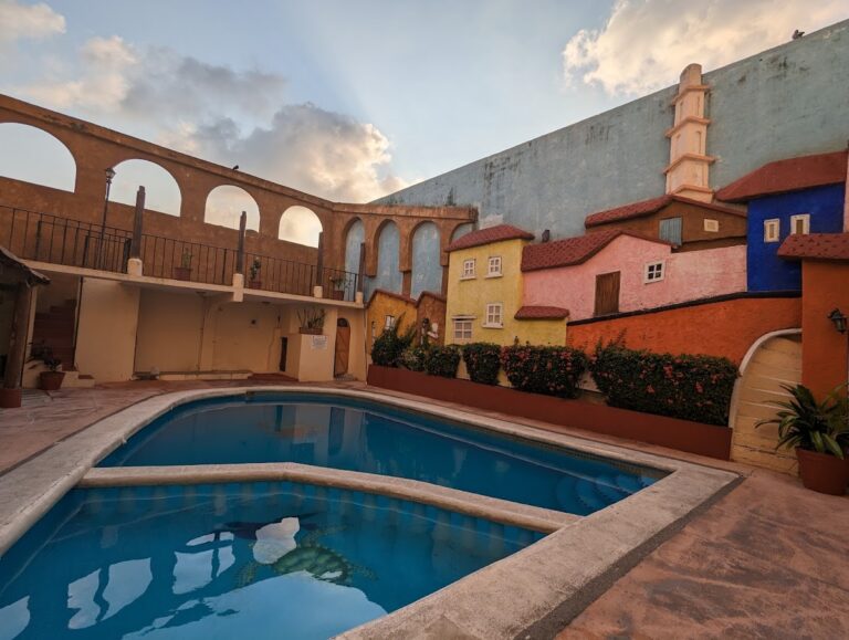 43642 hotel zihuatanejo centro 768x579