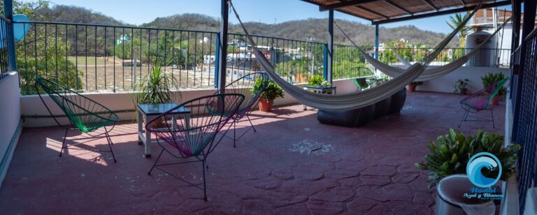 43752 hostal azul y blanco 768x308