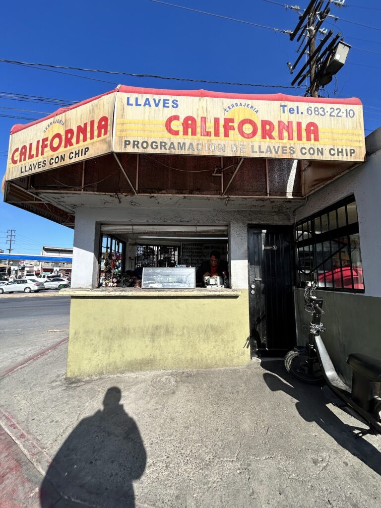 4851 cerrajeria california 768x1024