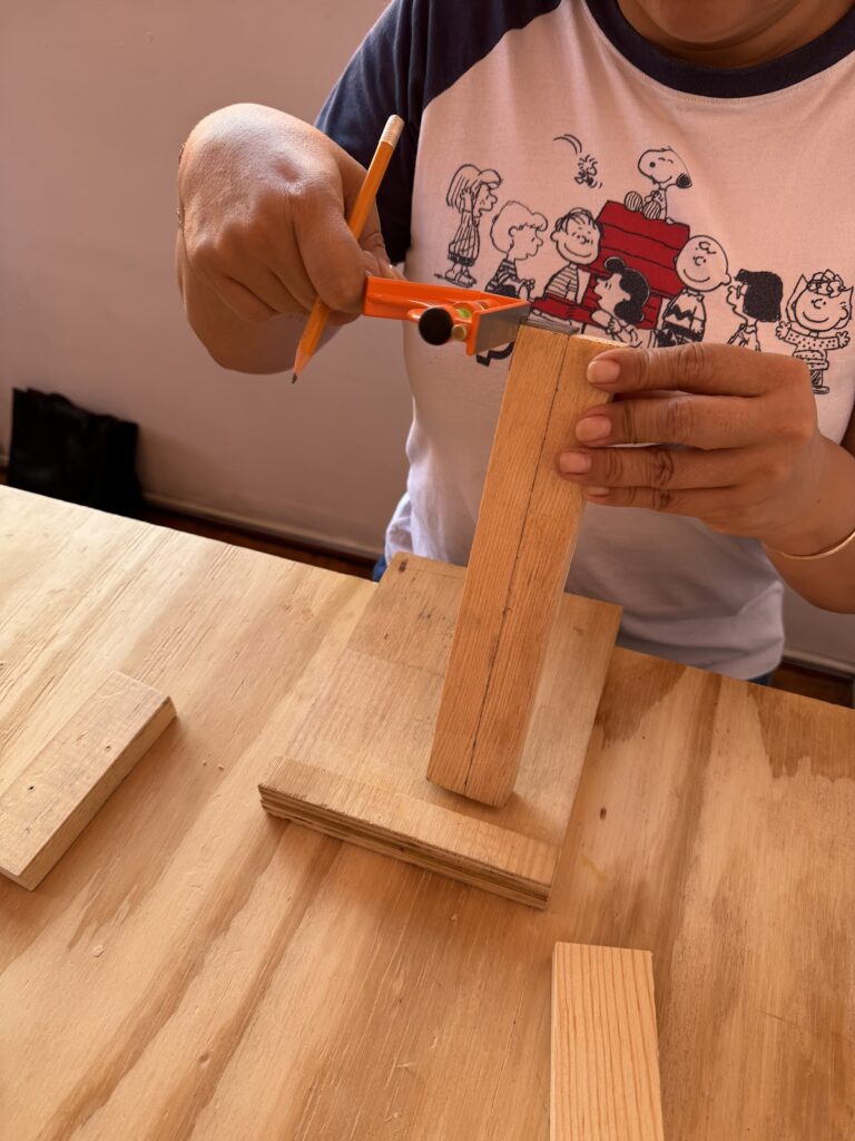 48892 raices escuela 8211 taller de carpinteria para mujeres 768x1024