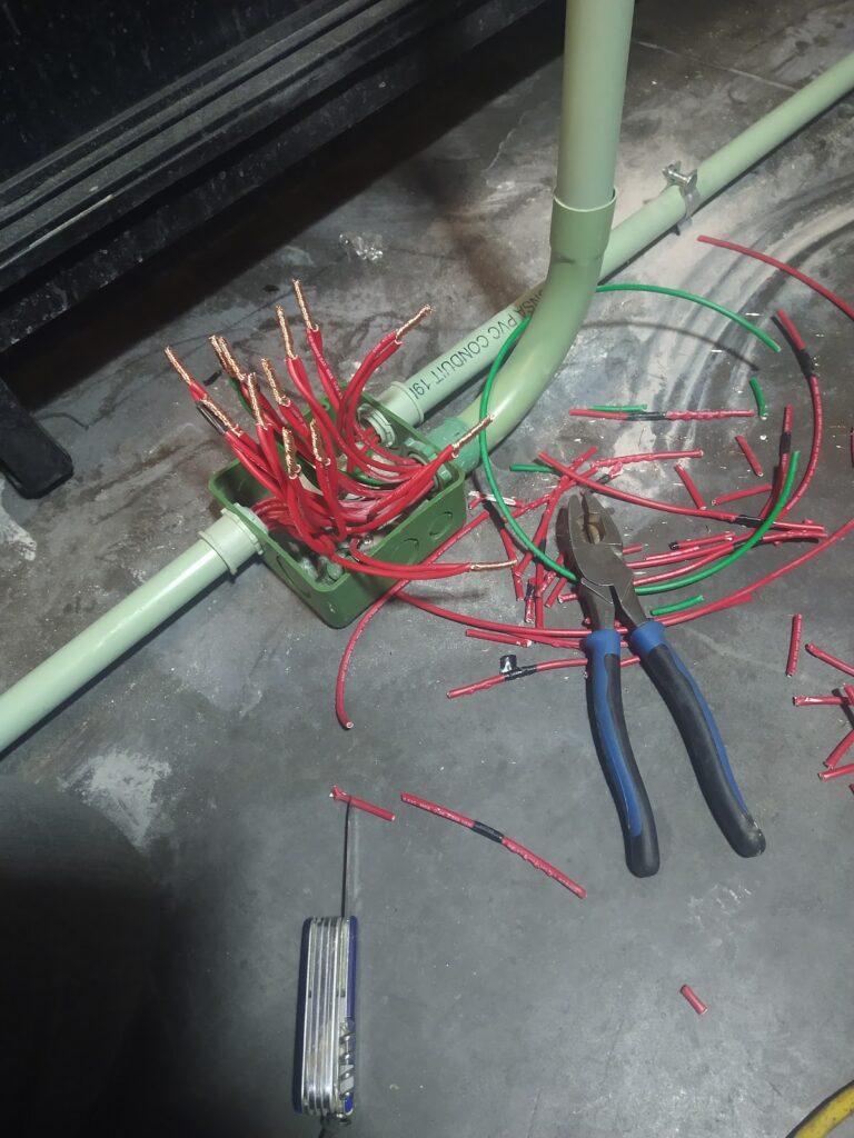 842 plomeros y electricistas 768x1024